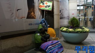 Illustration for article titled Husband and Wife Freezing Their Butts Off for a PS4 Is Heartwarming